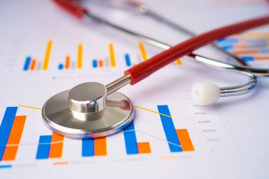 Grafik kağıdı, finans, hesap, istatistik, analitik ekonomi ekonomi konsepti üzerinde stetoskop.