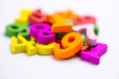 Beyaz arka planda renkli matematik sayısı, eğitim eğitimi matematik öğrenimi öğretim kavramı.