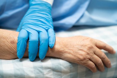 Karantina hemşire hastanesi koğuşundaki Covid-19 Coronavirus salgınını kontrol etmek için küreyi takan Asyalı doktor..