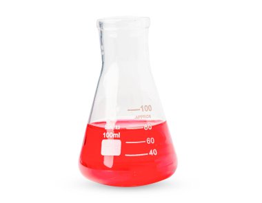 Erlenmeyer matarası, kırmızı renk sıvı çözeltisi ile konik şişe beyaz arka planda izole bilim kimya laboratuvarında.  