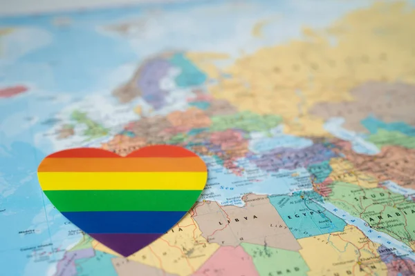 彩虹彩心在欧洲世界地图背景 Lgbt骄傲月的象征每年六月的社交 男女同性恋 双性恋 变性者 人权与和平的象征 — 图库照片