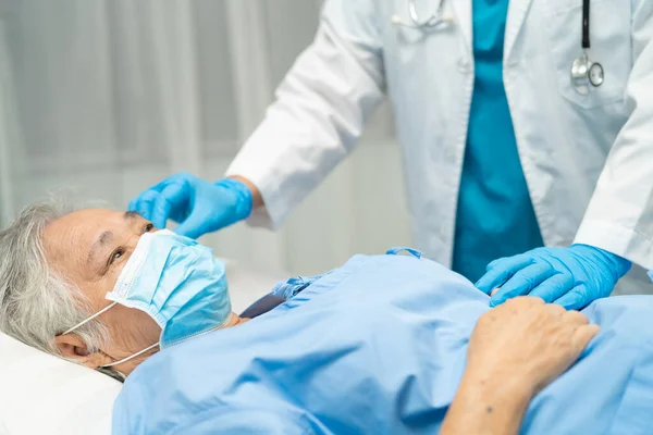 Médico Ayuda Asiática Senior Anciana Anciana Mujer Paciente Usando Una — Foto de Stock