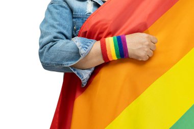 Mavi kot ceket ya da kot pantolon giyen ve elinde gökkuşağı rengi bayrak tutan Asyalı kadın, LGBT gurur ayının sembolü, Haziran sosyal ortamında gey, lezbiyen, gay, biseksüel, transseksüel, insan hakları.