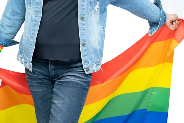 レズビアン バイセクシャル トランスジェンダー 人権の6月の社会でゲイ レズビアン バイセクシャル トランスジェンダー 人権の毎年恒例のLgbtプライド月間のシンボルである 青いジーンジャケットやデニムシャツを着て虹色の旗を持っているアジアの女性 — ストック写真