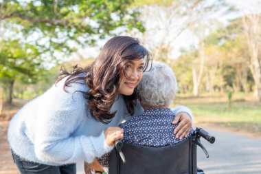 Tatilde tekerlekli sandalyeye bağlı yaşlı, yaşlı ve yaşlı bir kadın hasta: sağlıklı güçlü tıbbi konsept.