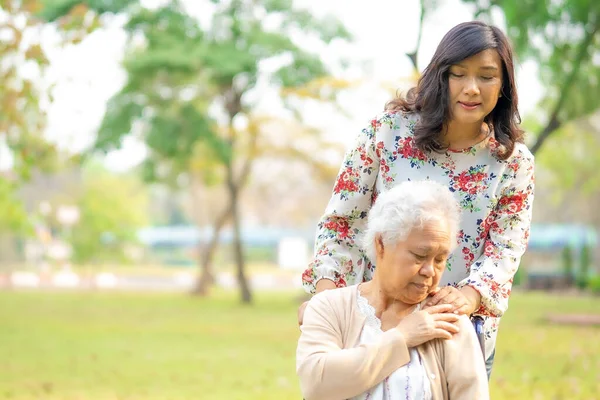 抚摸手亚洲老人或老年老太太妇女病人与爱 鼓励和同情在护理医院病房 健康强的医学概念 — 图库照片