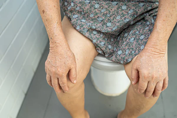 Aziatische Oudere Oudere Oude Dame Patiënt Zitten Doorspoelen Toilet Reinigen — Stockfoto