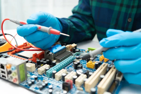 Técnico Asiático Que Repara Tecnología Electrónica Del Ordenador Placa Principal — Foto de Stock