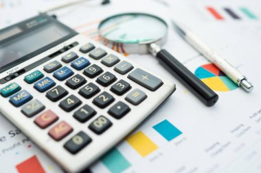Çizelge ve grafik çizelgesi üzerinde hesap makinesi. Finans geliştirme, Bankacılık Hesabı, İstatistik, Yatırım Analitik Araştırma Veri Ekonomisi, Borsa Ticareti, Ticaret Şirketi Konsepti.