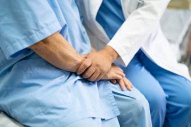 Dokunmadan eller Asya kıdemli veya yaşlı yaşlı kadın kadın hasta ile sevgi, bakım, yardım, teşvik ve hastane koğuşunda hemşirelik, empati: sağlıklı güçlü tıp kavramı