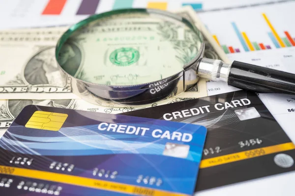 Modelo Cartão Crédito Com Lupa Desenvolvimento Financeiro Contabilidade Estatísticas Investimento — Fotografia de Stock