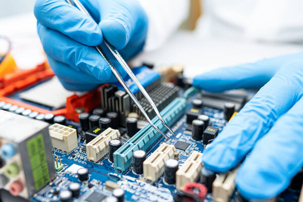 техник ремонтирует внутри жесткого диска. Интегрированный круг. концепция данных, оборудования, техников и технологий.