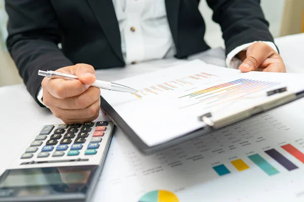 Aziatische Accountant Werken Analyseren Van Financiële Verslagen Project Accounting Met — Stockfoto