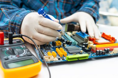 Mikro devre tamir teknisyeni ana bilgisayar elektronik teknoloji, donanım, cep telefonu, güncelleme, temizlik konsepti.