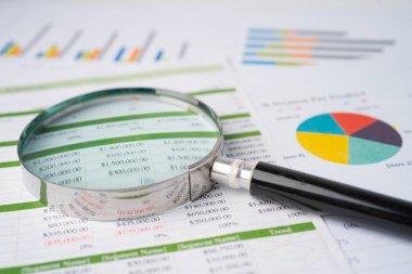 Grafik kağıdındaki büyüteç. Finansal kalkınma, Bankacılık Hesabı, İstatistik, Yatırım Analitik Araştırma Veri Ekonomisi, Borsa Ticareti, İşletme Bürosu toplantısı Konsepti.