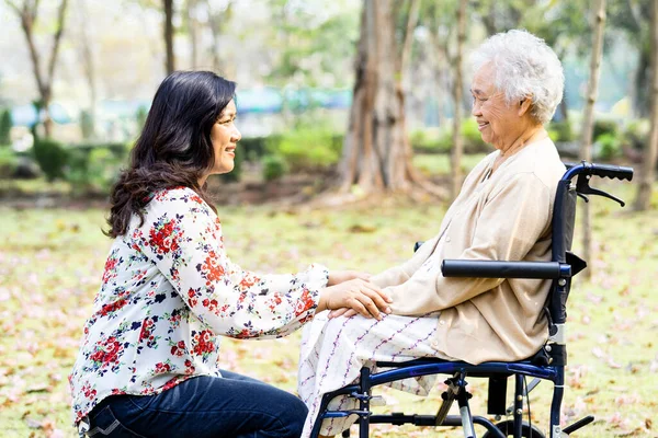 Azjatycka Starsza Lub Starsza Pani Pacjentka Opieką Pomocą Wsparciem Wózku — Zdjęcie stockowe