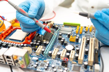 Mikro devre tamir teknisyeni ana bilgisayar elektronik teknoloji, donanım, cep telefonu, güncelleme, temizlik konsepti.