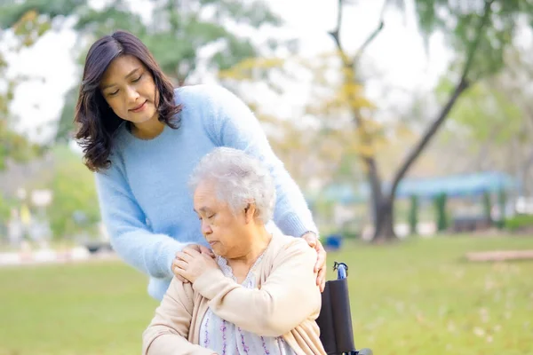 Ayuda Cuidado Asiático Senior Anciana Anciana Señora Uso Caminante Con — Foto de Stock