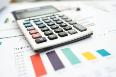 Çizelge ve grafik çizelgesi üzerinde hesap makinesi. Finans geliştirme, Bankacılık Hesabı, İstatistik, Yatırım Analitik Araştırma Veri Ekonomisi, Borsa Ticareti, Ticaret Şirketi Konsepti.