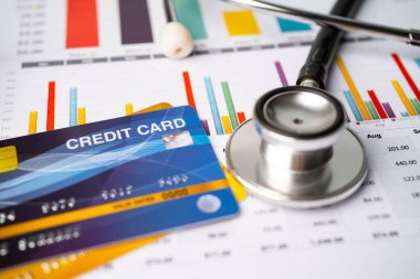 Çizelge ya da grafik kağıdı, Finansal, hesap, istatistik ve iş verileri medikal sağlık kavramı üzerine steteskop ve ABD doları banknotları.