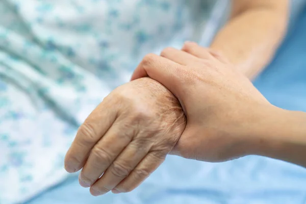 Держа Трогательные Руки Азиатской Пожилой Пожилой Старухи Пациентки Любовью Уходом Лицензионные Стоковые Фото