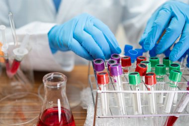 Bilimadamları mikro biyolojik örnek salgını Coronavirus veya Covid-19 salgını üzerinde çalışıyor..