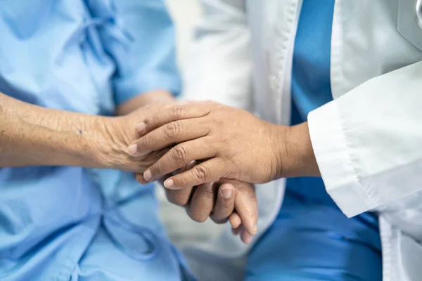 Médico Sosteniendo Manos Conmovedoras Asiático Senior Anciana Anciana Mujer Paciente — Foto de Stock