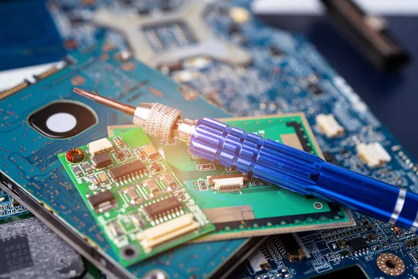 Schraubendreher Auf Der Computer Hauptplatine Hardware Reparatur Und Wartungstechnologie — Stockfoto