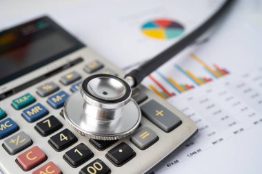 Grafik kağıdı, finans, hesap, istatistik, analitik ekonomi iş kavramı üzerinde hesap makinesi ile stetoskop.