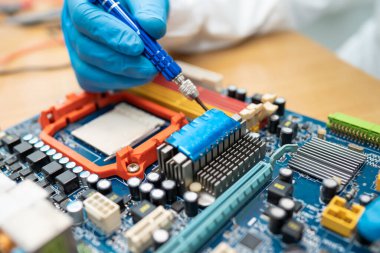 Sabit diskin içinde tornavidayla tamirat yapan teknisyen. Bütünleşik devre. Veri, donanım, teknisyen ve teknoloji kavramı.