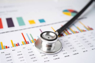 Grafik kağıdı, finans, hesap, istatistik, analitik ekonomi ekonomi konsepti üzerinde stetoskop.