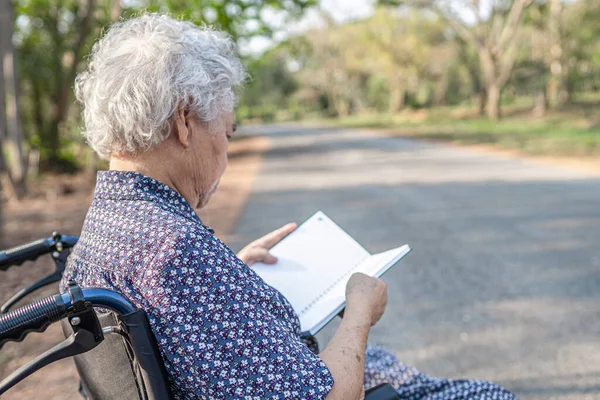 Asiatiska Äldre Eller Äldre Kvinna Patient Läser Bok Medan Sitter — Stockfoto