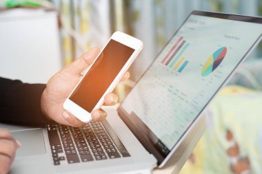 Modern ofis, finans ve iş konseptinde grafik grafik grafiği ve hesap makinesiyle çalışan ve finansal raporları analiz eden Asyalı muhasebeci.