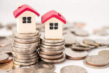 Yığınla madeni para, ipotekli ev kredisi konsepti.