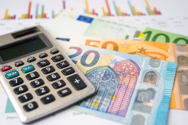 Hesap makinesi, Banka Hesabı, Yatırım Analitik Araştırma Veri Ekonomisi, Ticaret, İşletme Konsepti ile Euro banknotları.