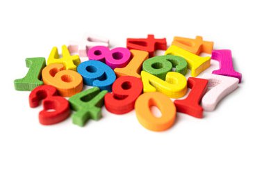 Beyaz arka planda renkli matematik sayısı, eğitim eğitimi matematik öğrenimi öğretim kavramı.