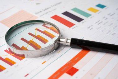 Grafik kağıdındaki büyüteç. Finansal kalkınma, Bankacılık Hesabı, İstatistik, Yatırım Analitik Araştırma Veri Ekonomisi, Borsa Ticareti, İşletme Bürosu toplantısı Konsepti.
