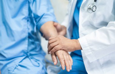 Doktor el ele tutuşuyor Asyalı yaşlı ya da yaşlı kadın hasta sevgi, ilgi, yardım, cesaret ve empati ile hemşire hastanesi koğuşunda sağlıklı güçlü tıbbi konsept 
