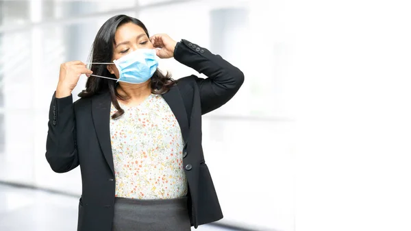 アジアの女性は 安全感染を保護するためにオフィスで新しい通常のマスクを身に着けていますコピースペースとCovid 19コロナウイルス — ストック写真