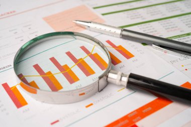 Grafik kağıdındaki büyüteç. Finansal kalkınma, Bankacılık Hesabı, İstatistik, Yatırım Analitik Araştırma Veri Ekonomisi, Borsa Ticareti, İşletme Bürosu toplantısı Konsepti.