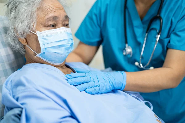 Médico Que Usa Estetoscopio Para Revisar Una Paciente Asiática Edad — Foto de Stock