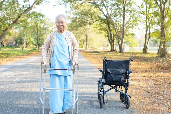 Ázsiai Idős Vagy Idős Hölgy Használja Walker Erős Egészségi Állapotú — Stock Fotó