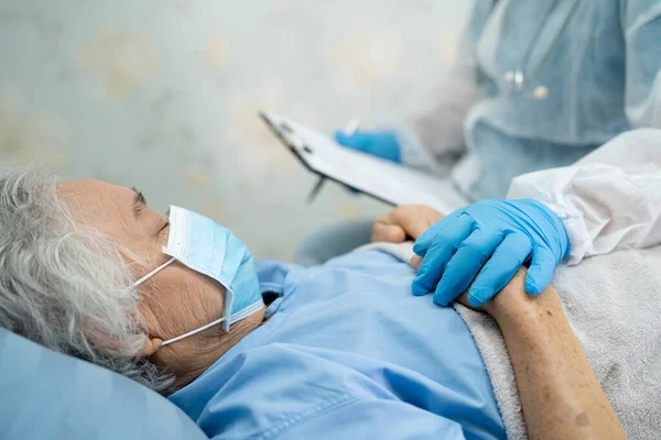 Dokter Draagt Pbm Pak Nieuw Normaal Controleren Aziatische Senior Oudere — Stockfoto