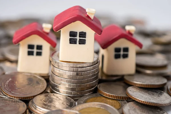 Yığınla madeni para, ipotekli ev kredisi konsepti.