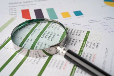 Grafik kağıdındaki büyüteç. Finansal kalkınma, Bankacılık Hesabı, İstatistik, Yatırım Analitik Araştırma Veri Ekonomisi, Borsa Ticareti, İşletme Bürosu toplantısı Konsepti.