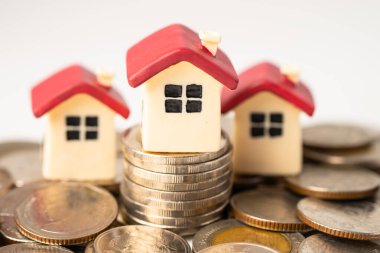 Yığınla madeni para, ipotekli ev kredisi konsepti.