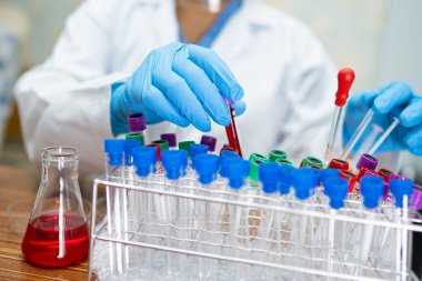 Mikro biyolojik örnek salgın Coronavirüs veya Covid-19 enfeksiyonunu dünyadaki tüm doktorların laboratuvarında tutan ve analiz eden bilim adamları..