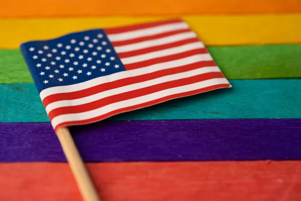 アメリカ国旗の虹の背景Lgbtゲイプライド月間のシンボル社会運動虹の旗はレズビアン バイセクシャル トランスジェンダー 寛容と平和の象徴です — ストック写真