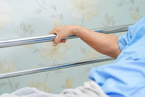 Aziatische Senior Oudere Oude Vrouw Patiënt Liggen Handvat Rail Bed — Stockfoto