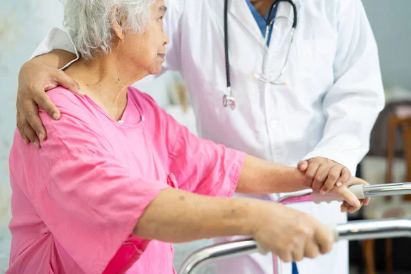 Enfermera Asiática Fisioterapeuta Médico Cuidado Ayuda Apoyo Anciana Anciana Anciana —  Fotos de Stock
